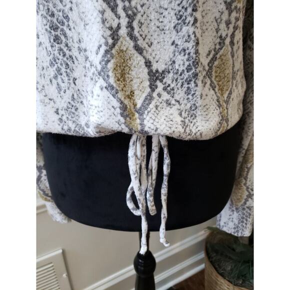 Women's Express Snake Print Long Sleeve Top Size S Long Sleeves Boat Neck - Picture 3 of 10